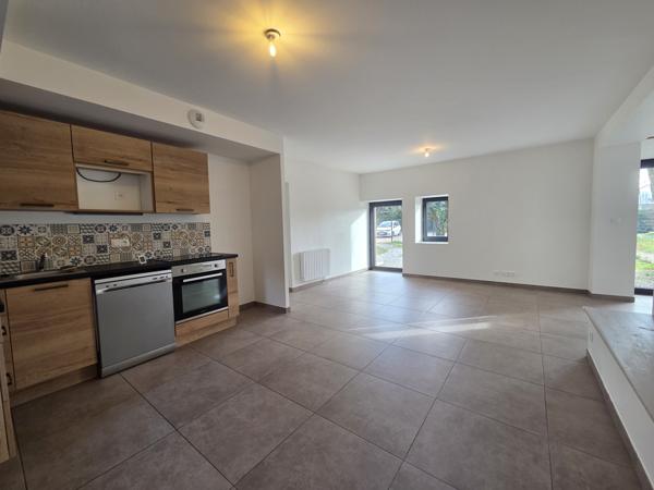 ARTHAZ - Ancien corps de ferme avec terrain plat