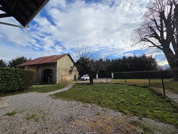 ARTHAZ - Ancien corps de ferme avec terrain plat