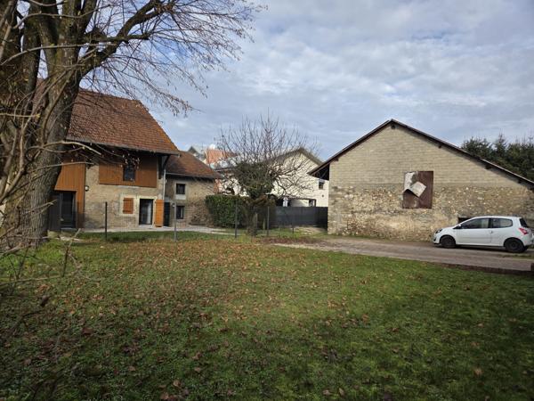 ARTHAZ - Ancien corps de ferme avec terrain plat