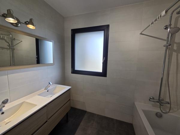 ARTHAZ - Ancien corps de ferme avec terrain plat