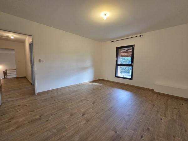 ARTHAZ - Ancien corps de ferme avec terrain plat