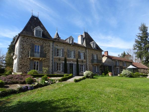 A SAINT HILAIRE LES PLACES PROCHE DE NEXON EN HAUTE VIENNE MAGNIFIQUE MANOIR DU 17EME DE 280 M² HABITABLES SUR 17862 M² DE TERRAIN AVEC UN ETANG DE 6000 M² ET PISCINE