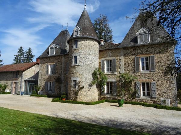 A SAINT HILAIRE LES PLACES PROCHE DE NEXON EN HAUTE VIENNE MAGNIFIQUE MANOIR DU 17EME DE 280 M² HABITABLES SUR 17862 M² DE TERRAIN AVEC UN ETANG DE 6000 M² ET PISCINE