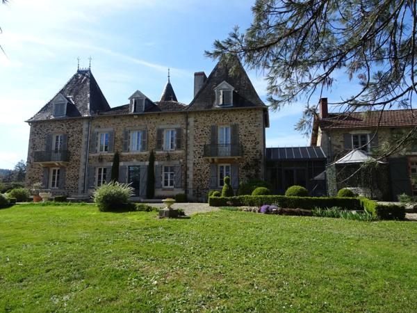 A SAINT HILAIRE LES PLACES PROCHE DE NEXON EN HAUTE VIENNE MAGNIFIQUE MANOIR DU 17EME DE 280 M² HABITABLES SUR 17862 M² DE TERRAIN AVEC UN ETANG DE 6000 M² ET PISCINE