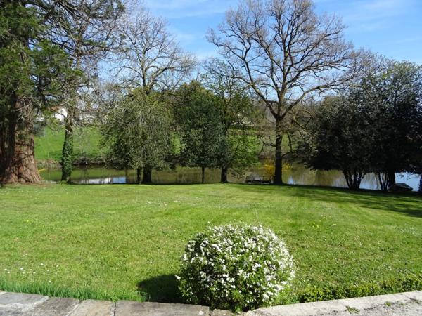 A SAINT HILAIRE LES PLACES PROCHE DE NEXON EN HAUTE VIENNE MAGNIFIQUE MANOIR DU 17EME DE 280 M² HABITABLES SUR 17862 M² DE TERRAIN AVEC UN ETANG DE 6000 M² ET PISCINE