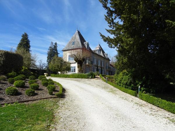 A SAINT HILAIRE LES PLACES PROCHE DE NEXON EN HAUTE VIENNE MAGNIFIQUE MANOIR DU 17EME DE 280 M² HABITABLES SUR 17862 M² DE TERRAIN AVEC UN ETANG DE 6000 M² ET PISCINE