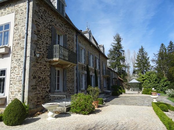 A SAINT HILAIRE LES PLACES PROCHE DE NEXON EN HAUTE VIENNE MAGNIFIQUE MANOIR DU 17EME DE 280 M² HABITABLES SUR 17862 M² DE TERRAIN AVEC UN ETANG DE 6000 M² ET PISCINE