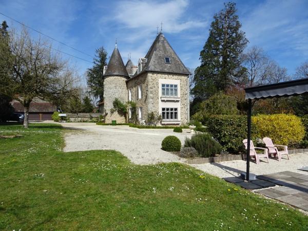 A SAINT HILAIRE LES PLACES PROCHE DE NEXON EN HAUTE VIENNE MAGNIFIQUE MANOIR DU 17EME DE 280 M² HABITABLES SUR 17862 M² DE TERRAIN AVEC UN ETANG DE 6000 M² ET PISCINE