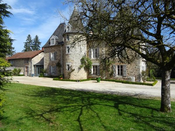 A SAINT HILAIRE LES PLACES PROCHE DE NEXON EN HAUTE VIENNE MAGNIFIQUE MANOIR DU 17EME DE 280 M² HABITABLES SUR 17862 M² DE TERRAIN AVEC UN ETANG DE 6000 M² ET PISCINE