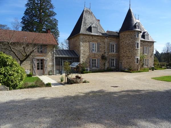 A SAINT HILAIRE LES PLACES PROCHE DE NEXON EN HAUTE VIENNE MAGNIFIQUE MANOIR DU 17EME DE 280 M² HABITABLES SUR 17862 M² DE TERRAIN AVEC UN ETANG DE 6000 M² ET PISCINE