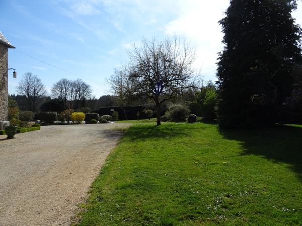 A SAINT HILAIRE LES PLACES PROCHE DE NEXON EN HAUTE VIENNE MAGNIFIQUE MANOIR DU 17EME DE 280 M² HABITABLES SUR 17862 M² DE TERRAIN AVEC UN ETANG DE 6000 M² ET PISCINE