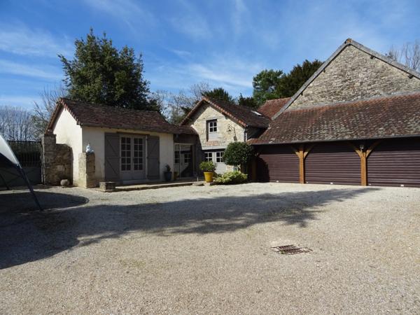 A SAINT HILAIRE LES PLACES PROCHE DE NEXON EN HAUTE VIENNE MAGNIFIQUE MANOIR DU 17EME DE 280 M² HABITABLES SUR 17862 M² DE TERRAIN AVEC UN ETANG DE 6000 M² ET PISCINE