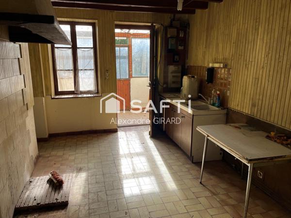 Maison construite dans les années 1945 avec 4 chambre et une parcelles de 650m2