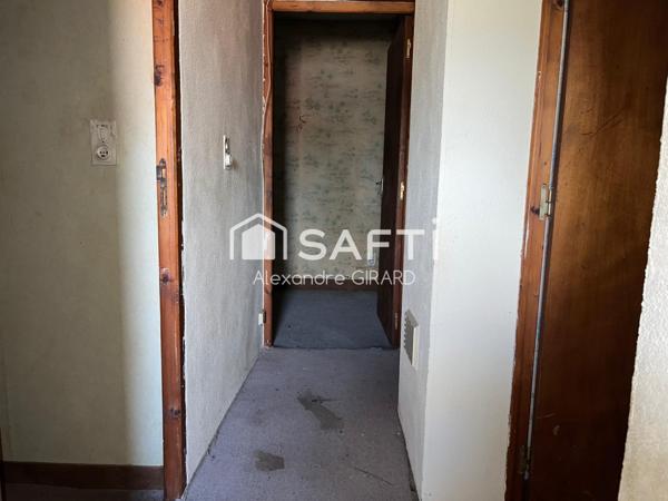 Maison construite dans les années 1945 avec 4 chambre et une parcelles de 650m2