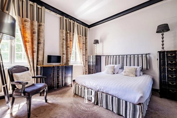 Saint-Loubès, Propriété 10 Chambres -  700 m² à vendre