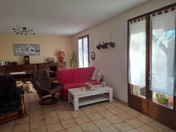 Spacieuse maison offrant la possibilité d'être divisée en deux logements indépendants , sans travaux !