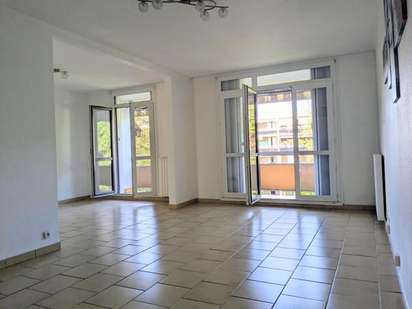Appartement avec deux balcons et garage fermé