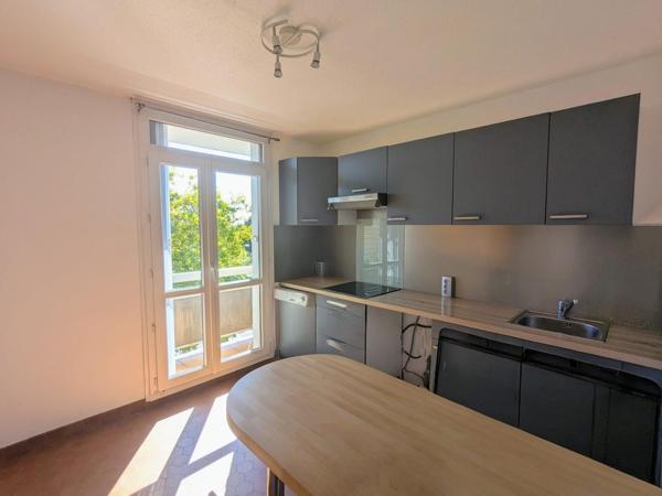 Appartement avec deux balcons et garage fermé