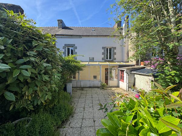 Vente de maison à rénover, 3 chambres, jardins clos - Bourg de Collinée