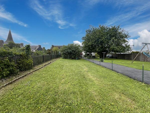 Vente de maison à rénover, 3 chambres, jardins clos - Bourg de Collinée