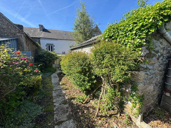 Vente de maison à rénover, 3 chambres, jardins clos - Bourg de Collinée