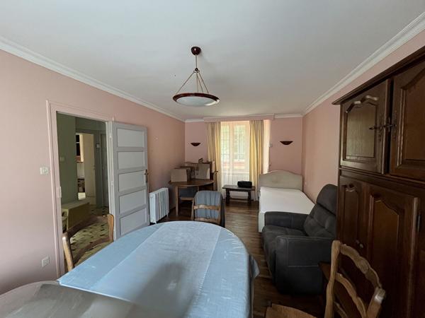 Vente de maison à rénover, 3 chambres, jardins clos - Bourg de Collinée