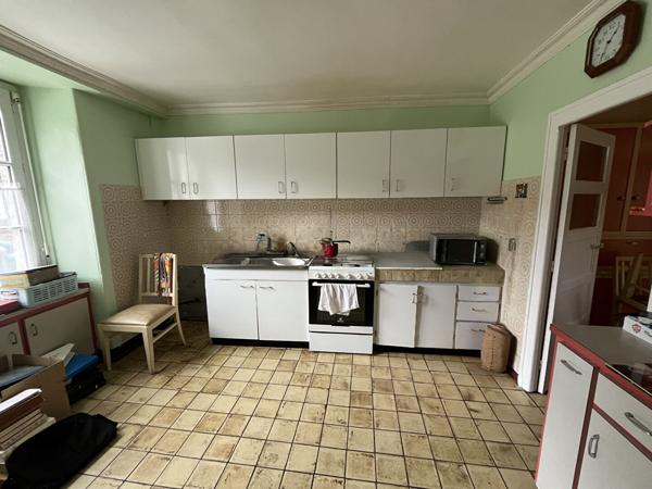 Vente de maison à rénover, 3 chambres, jardins clos - Bourg de Collinée