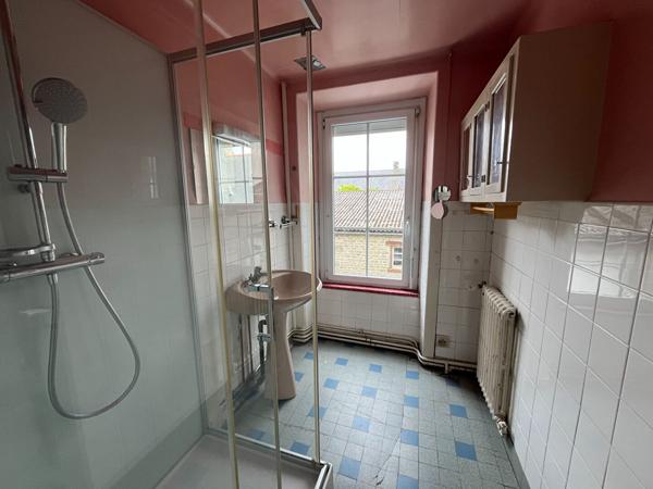 Vente de maison à rénover, 3 chambres, jardins clos - Bourg de Collinée
