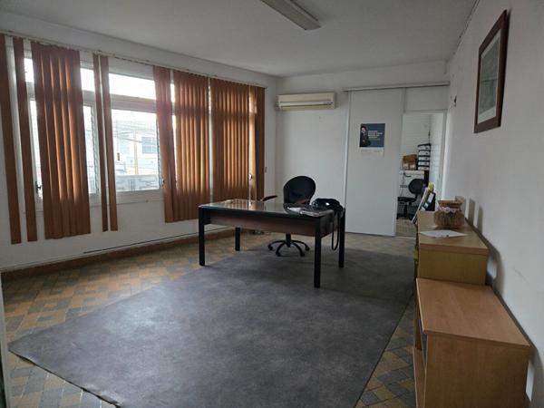 A louer, Bureaux  de 90m2 situé à Riviere Salée