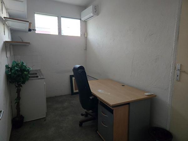A louer, Bureaux  de 90m2 situé à Riviere Salée