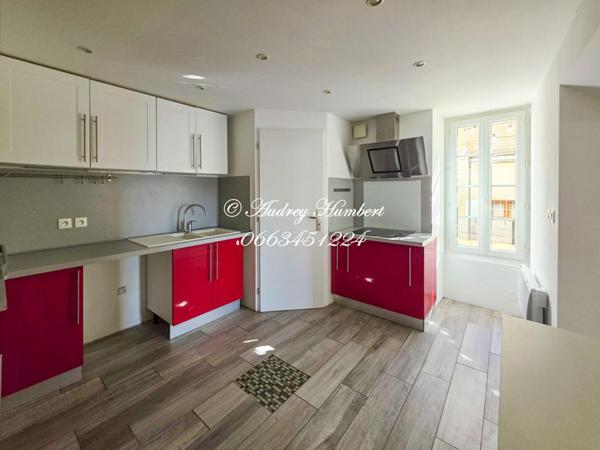 EXCLUSIVITE, Pierrevert MDV avec terrasse et balcon, 6 pièces 144 m2