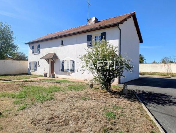 Maison 138 m², 4 chambres, 2 garages et terrasse.