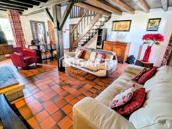 Maison 138 m², 4 chambres, 2 garages et terrasse.