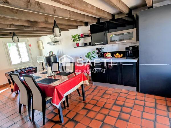 Maison 138 m², 4 chambres, 2 garages et terrasse.