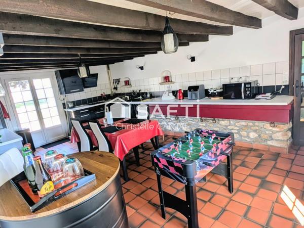 Maison 138 m², 4 chambres, 2 garages et terrasse.