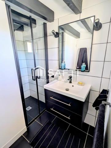 Maison 138 m², 4 chambres, 2 garages et terrasse.