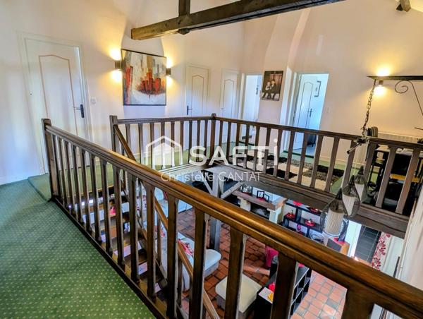 Maison 138 m², 4 chambres, 2 garages et terrasse.
