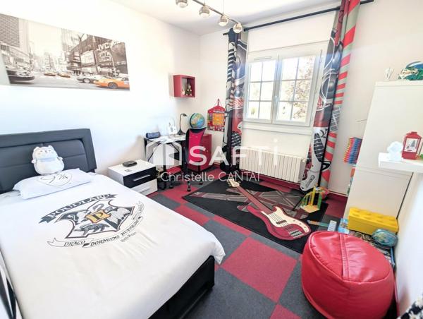 Maison 138 m², 4 chambres, 2 garages et terrasse.