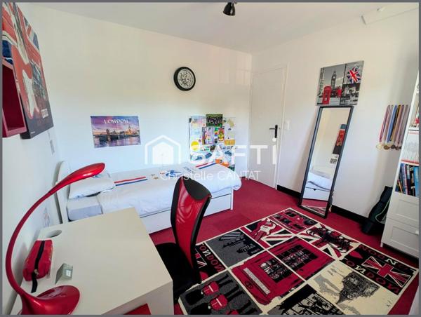 Maison 138 m², 4 chambres, 2 garages et terrasse.