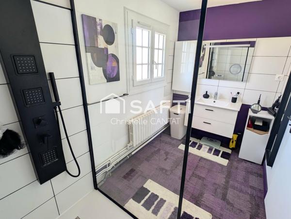 Maison 138 m², 4 chambres, 2 garages et terrasse.