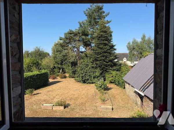 On longe le mur de pierre sans imaginer ce qu'il se cache derrière, puis on pénètre dans la pro...