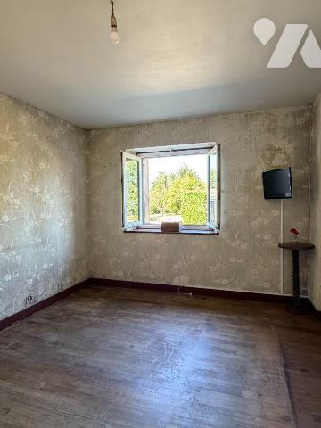 On longe le mur de pierre sans imaginer ce qu'il se cache derrière, puis on pénètre dans la pro...