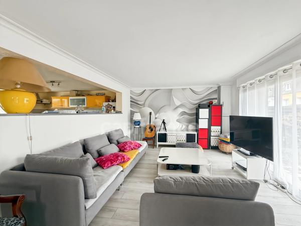 LE RELECQ-KERHUON – À DEUX PAS DE LA MER, UNE MAISON FAMILIALE AUX BEAUX VOLUMES