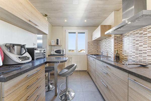 Exclusivité à Chatenoy Le Royal: bel appartement de 71.5m2, 2 à 3 chambres, balcon et cave proche des commodités