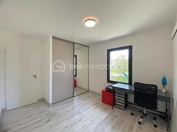 Nadège PETIOT vous présente en exclusivité cette superbe maison située à proximité des commodités (écoles, collège, lycée, marché, supermarché,...).

Venez découvrir cette magnifique maison contemporaine de plain-pied de 145m2 construite en 2022, située dans un cadre agréable, au calme absolu, et sans compromis entre tranquillité et commodités urbaines.
Son agencement réparti sur 5 pièces principales vous assurent un ensemble idéal pour la vie de famille.

Pour ceux qui recherchent un cadre de vie apaisant et moderne, elle propose un espace de vie fonctionnel, notamment grâce à ses différentes pièces bien conçues, et son extérieur parfait pour des moments de détente et de convivialité.

Elle se compose de la manière suivante : 
Pour la partie jour : un salon/séjour ouvert sur la cuisine entièrement équipée, un espace cellier/buanderie, une chambre avec une salle d'eau, un WC séparé et un garage.
Pour la partie nuit : deux chambres, une salle de bains avec double vasque, une suite parentale avec salle d'eau et un WC séparé.

À l'intérieur, chaque espace a été conçu pour maximiser confort et ambiance chaleureuse.
Toutes les pièces de la maison bénéficient de la lumière naturelle et l'agencement (intérieur et extérieur) a été soigné.
Avec cette grande terrasse, chaque membre de la famille y trouvera son confort.

Les points forts : Emplacement idéal et calme, pompe à chaleur (plancher chauffant et raffraichissant), domotique, double vitrage, fibre, tout à l'égout, moustiquaires, gazon synthétique sur une partie du terrain, garage + stationnements devant la maison.

Facile d'entretien et pratique pour y vivre, cette maison a été pensé pour que tout soit simple pour bénéficier d'une qualité de vie à la hauteur de ce que vous recherchez.
Profitez d'une maison récente et stratégique pour une vie de famille au plaisir sans fin ! 

COUP DE COEUR ASSURÉ

Contactez-moi pour la visiter.

Photos et vidéos supplémentaires sur simple demande.
Nadège PETIOT : votre conseillère à votre disposition 7jours/7.
Contactez-moi pour l'estimation de votre bien : l'avis de valeur est offert !