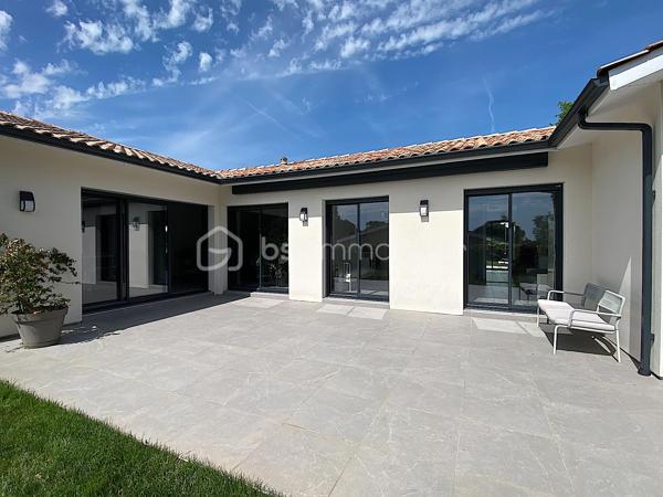 Nadège PETIOT vous présente en exclusivité cette superbe maison située à proximité des commodités (écoles, collège, lycée, marché, supermarché,...).

Venez découvrir cette magnifique maison contemporaine de plain-pied de 145m2 construite en 2022, située dans un cadre agréable, au calme absolu, et sans compromis entre tranquillité et commodités urbaines.
Son agencement réparti sur 5 pièces principales vous assurent un ensemble idéal pour la vie de famille.

Pour ceux qui recherchent un cadre de vie apaisant et moderne, elle propose un espace de vie fonctionnel, notamment grâce à ses différentes pièces bien conçues, et son extérieur parfait pour des moments de détente et de convivialité.

Elle se compose de la manière suivante : 
Pour la partie jour : un salon/séjour ouvert sur la cuisine entièrement équipée, un espace cellier/buanderie, une chambre avec une salle d'eau, un WC séparé et un garage.
Pour la partie nuit : deux chambres, une salle de bains avec double vasque, une suite parentale avec salle d'eau et un WC séparé.

À l'intérieur, chaque espace a été conçu pour maximiser confort et ambiance chaleureuse.
Toutes les pièces de la maison bénéficient de la lumière naturelle et l'agencement (intérieur et extérieur) a été soigné.
Avec cette grande terrasse, chaque membre de la famille y trouvera son confort.

Les points forts : Emplacement idéal et calme, pompe à chaleur (plancher chauffant et raffraichissant), domotique, double vitrage, fibre, tout à l'égout, moustiquaires, gazon synthétique sur une partie du terrain, garage + stationnements devant la maison.

Facile d'entretien et pratique pour y vivre, cette maison a été pensé pour que tout soit simple pour bénéficier d'une qualité de vie à la hauteur de ce que vous recherchez.
Profitez d'une maison récente et stratégique pour une vie de famille au plaisir sans fin ! 

COUP DE COEUR ASSURÉ

Contactez-moi pour la visiter.

Photos et vidéos supplémentaires sur simple demande.
Nadège PETIOT : votre conseillère à votre disposition 7jours/7.
Contactez-moi pour l'estimation de votre bien : l'avis de valeur est offert !