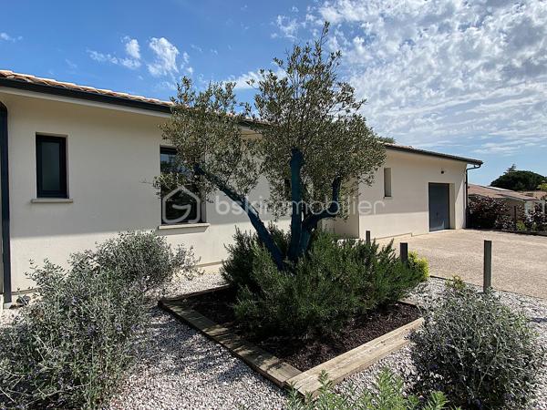 Nadège PETIOT vous présente en exclusivité cette superbe maison située à proximité des commodités (écoles, collège, lycée, marché, supermarché,...).

Venez découvrir cette magnifique maison contemporaine de plain-pied de 145m2 construite en 2022, située dans un cadre agréable, au calme absolu, et sans compromis entre tranquillité et commodités urbaines.
Son agencement réparti sur 5 pièces principales vous assurent un ensemble idéal pour la vie de famille.

Pour ceux qui recherchent un cadre de vie apaisant et moderne, elle propose un espace de vie fonctionnel, notamment grâce à ses différentes pièces bien conçues, et son extérieur parfait pour des moments de détente et de convivialité.

Elle se compose de la manière suivante : 
Pour la partie jour : un salon/séjour ouvert sur la cuisine entièrement équipée, un espace cellier/buanderie, une chambre avec une salle d'eau, un WC séparé et un garage.
Pour la partie nuit : deux chambres, une salle de bains avec double vasque, une suite parentale avec salle d'eau et un WC séparé.

À l'intérieur, chaque espace a été conçu pour maximiser confort et ambiance chaleureuse.
Toutes les pièces de la maison bénéficient de la lumière naturelle et l'agencement (intérieur et extérieur) a été soigné.
Avec cette grande terrasse, chaque membre de la famille y trouvera son confort.

Les points forts : Emplacement idéal et calme, pompe à chaleur (plancher chauffant et raffraichissant), domotique, double vitrage, fibre, tout à l'égout, moustiquaires, gazon synthétique sur une partie du terrain, garage + stationnements devant la maison.

Facile d'entretien et pratique pour y vivre, cette maison a été pensé pour que tout soit simple pour bénéficier d'une qualité de vie à la hauteur de ce que vous recherchez.
Profitez d'une maison récente et stratégique pour une vie de famille au plaisir sans fin ! 

COUP DE COEUR ASSURÉ

Contactez-moi pour la visiter.

Photos et vidéos supplémentaires sur simple demande.
Nadège PETIOT : votre conseillère à votre disposition 7jours/7.
Contactez-moi pour l'estimation de votre bien : l'avis de valeur est offert !