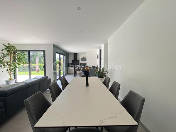 Nadège PETIOT vous présente en exclusivité cette superbe maison située à proximité des commodités (écoles, collège, lycée, marché, supermarché,...).

Venez découvrir cette magnifique maison contemporaine de plain-pied de 145m2 construite en 2022, située dans un cadre agréable, au calme absolu, et sans compromis entre tranquillité et commodités urbaines.
Son agencement réparti sur 5 pièces principales vous assurent un ensemble idéal pour la vie de famille.

Pour ceux qui recherchent un cadre de vie apaisant et moderne, elle propose un espace de vie fonctionnel, notamment grâce à ses différentes pièces bien conçues, et son extérieur parfait pour des moments de détente et de convivialité.

Elle se compose de la manière suivante : 
Pour la partie jour : un salon/séjour ouvert sur la cuisine entièrement équipée, un espace cellier/buanderie, une chambre avec une salle d'eau, un WC séparé et un garage.
Pour la partie nuit : deux chambres, une salle de bains avec double vasque, une suite parentale avec salle d'eau et un WC séparé.

À l'intérieur, chaque espace a été conçu pour maximiser confort et ambiance chaleureuse.
Toutes les pièces de la maison bénéficient de la lumière naturelle et l'agencement (intérieur et extérieur) a été soigné.
Avec cette grande terrasse, chaque membre de la famille y trouvera son confort.

Les points forts : Emplacement idéal et calme, pompe à chaleur (plancher chauffant et raffraichissant), domotique, double vitrage, fibre, tout à l'égout, moustiquaires, gazon synthétique sur une partie du terrain, garage + stationnements devant la maison.

Facile d'entretien et pratique pour y vivre, cette maison a été pensé pour que tout soit simple pour bénéficier d'une qualité de vie à la hauteur de ce que vous recherchez.
Profitez d'une maison récente et stratégique pour une vie de famille au plaisir sans fin ! 

COUP DE COEUR ASSURÉ

Contactez-moi pour la visiter.

Photos et vidéos supplémentaires sur simple demande.
Nadège PETIOT : votre conseillère à votre disposition 7jours/7.
Contactez-moi pour l'estimation de votre bien : l'avis de valeur est offert !