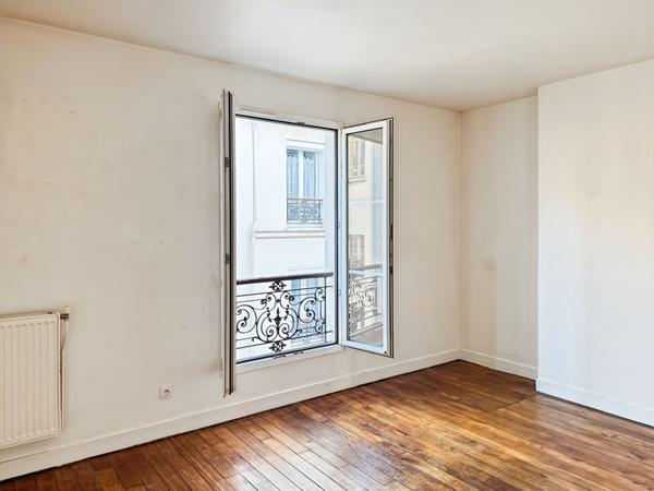 3 pièces lumineux de 55 M². Immeuble en pierre de taille avec ascenseur. Rue de Wattignies Paris 12ème