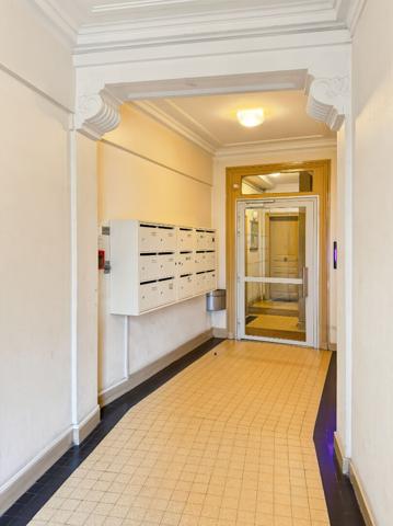 3 pièces lumineux de 55 M². Immeuble en pierre de taille avec ascenseur. Rue de Wattignies Paris 12ème